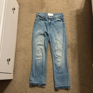 Super cute light wash mother jeans!